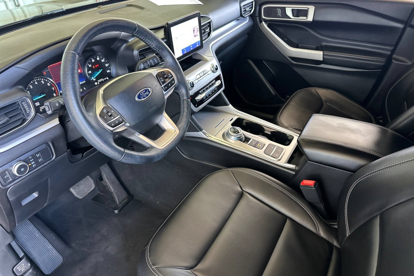 Certified 2022 Ford Explorer XLT w/ Equipment Group 202A RWD image 9