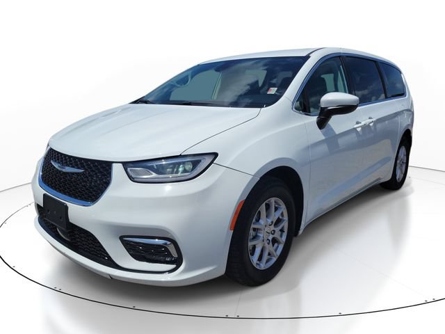 Used 2023 Chrysler Pacifica Touring-L FWD image 4