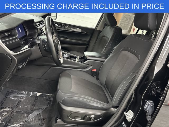 Used 2022 Jeep Grand Cherokee Laredo w/ Luxury Tech Group I AWD/4WD image 3