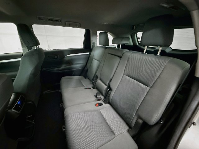 Used 2019 Toyota Highlander LE AWD/4WD image 22