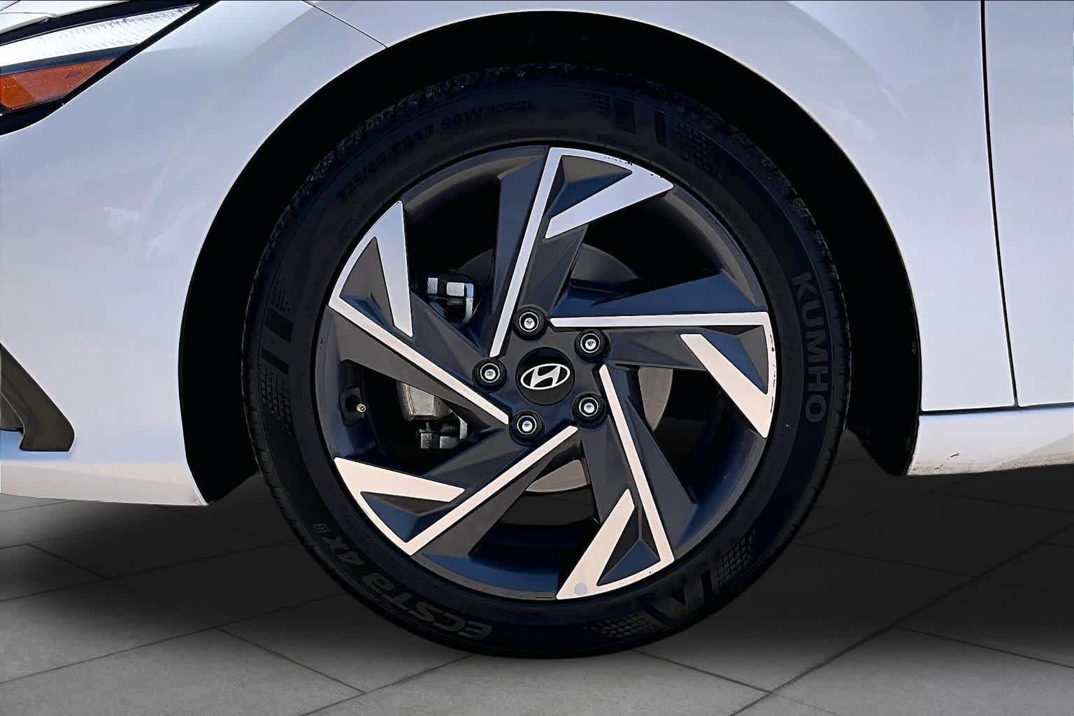 Used 2025 Hyundai Elantra Limited FWD image 10
