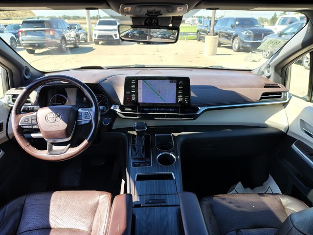 Used 2021 Toyota Sienna Platinum AWD/4WD image 2