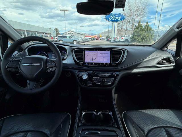 Used 2025 Chrysler Pacifica Limited image 27