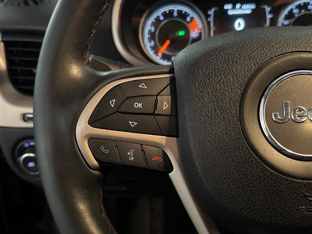 Used 2017 Jeep Cherokee Latitude w/ Cold Weather Group FWD image 19
