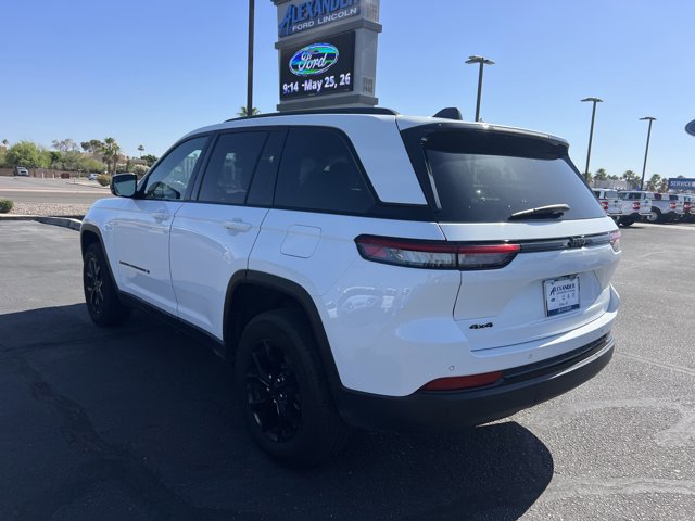 Used 2025 Jeep Grand Cherokee Altitude AWD/4WD image 6