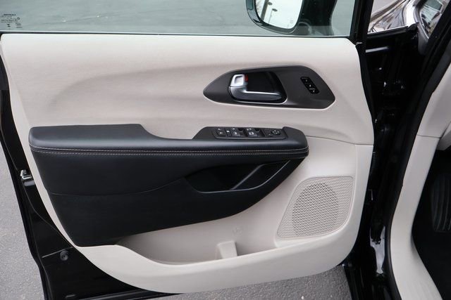 Used 2024 Chrysler Pacifica Touring-L image 27