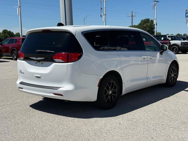 Used 2022 Chrysler Voyager LX FWD image 5