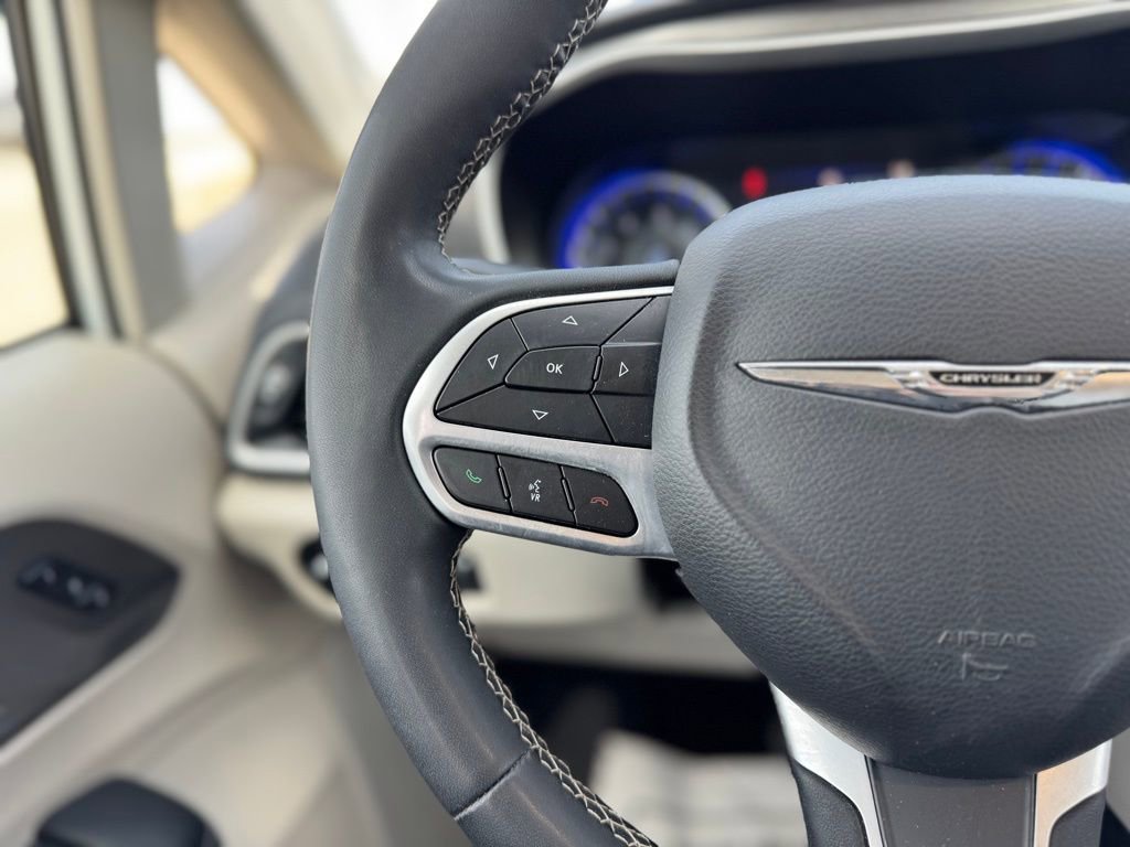 Used 2023 Chrysler Pacifica Touring-L image 17