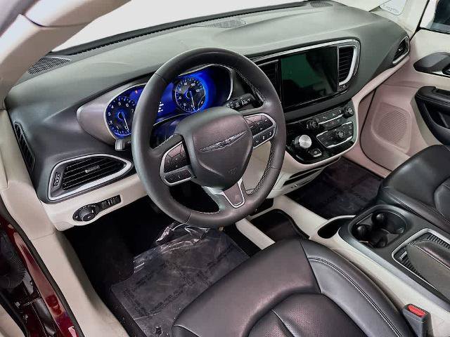 Used 2023 Chrysler Pacifica Touring-L FWD image 2