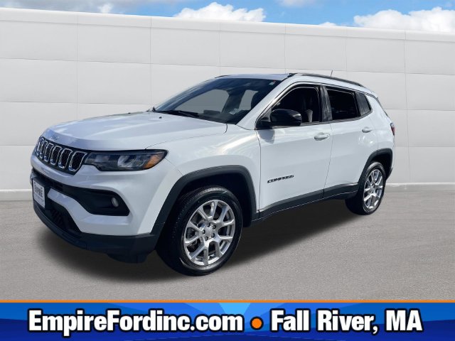 Used 2023 Jeep Compass Latitude w/ Sun and Sound Group AWD/4WD image 1