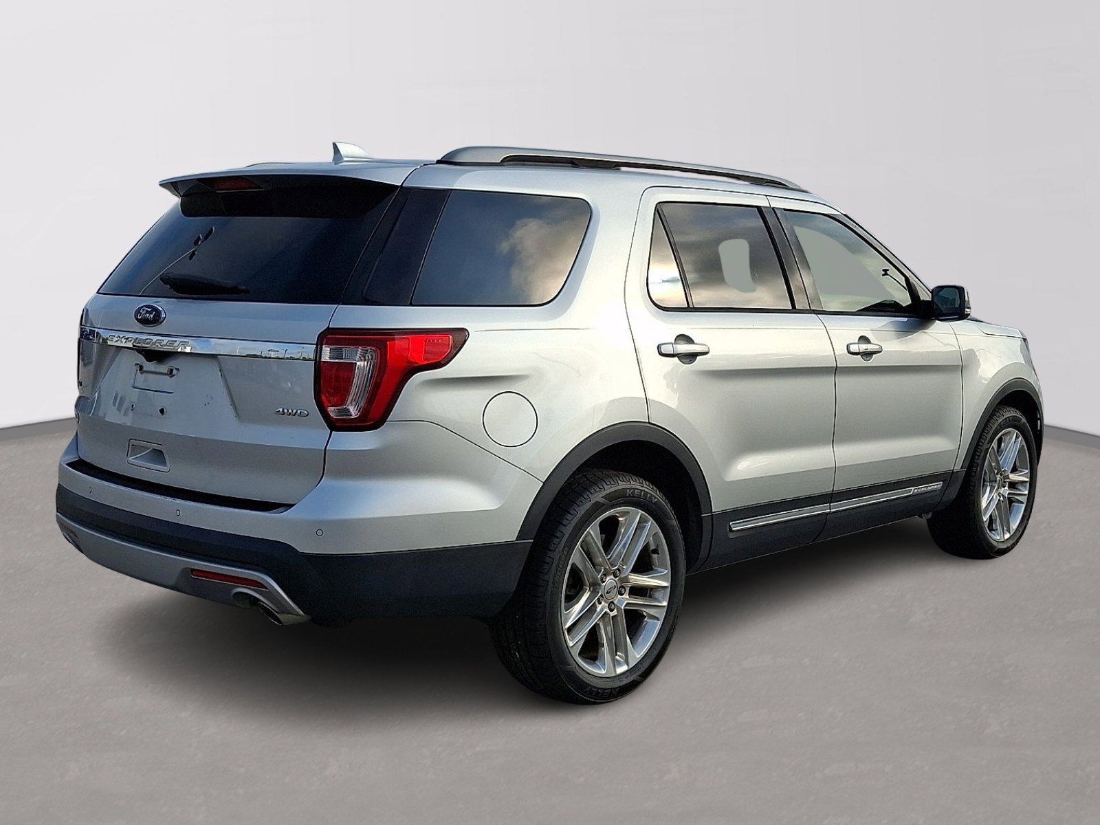 Certified 2017 Ford Explorer XLT w/ Equipment Group 202A AWD/4WD image 6