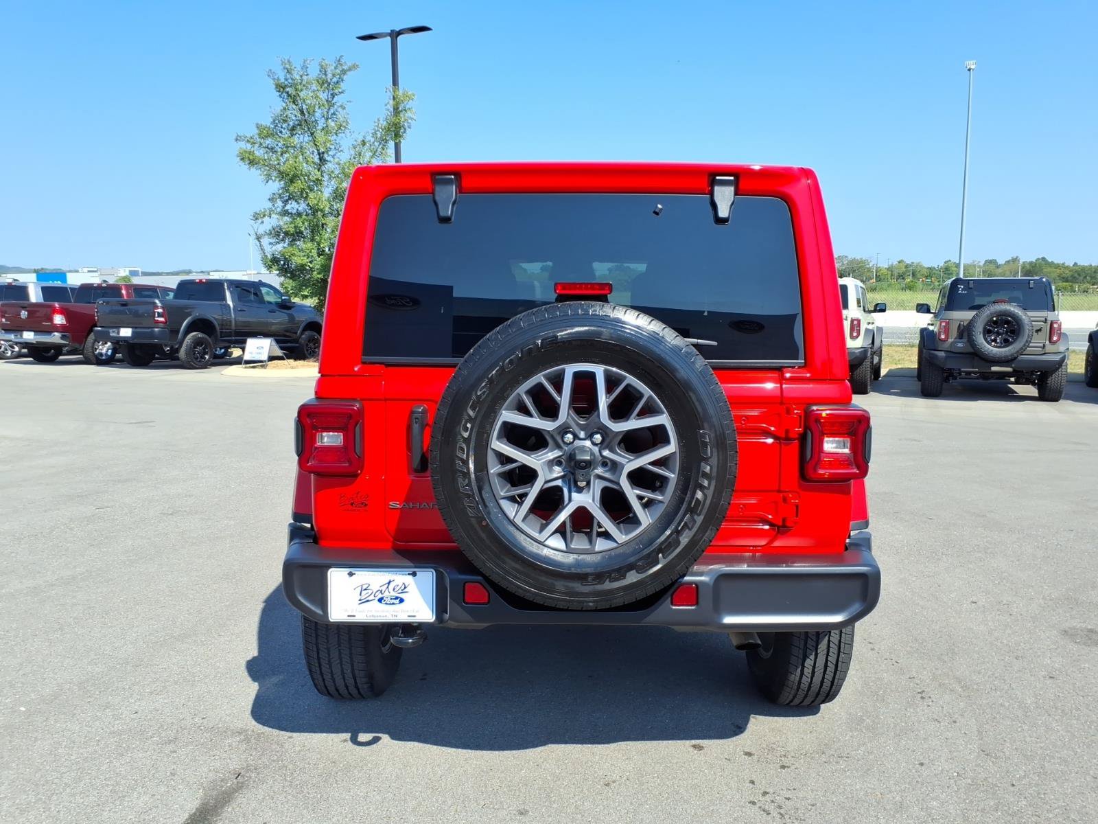 Used 2025 Jeep Wrangler Unlimited Sahara AWD/4WD image 4