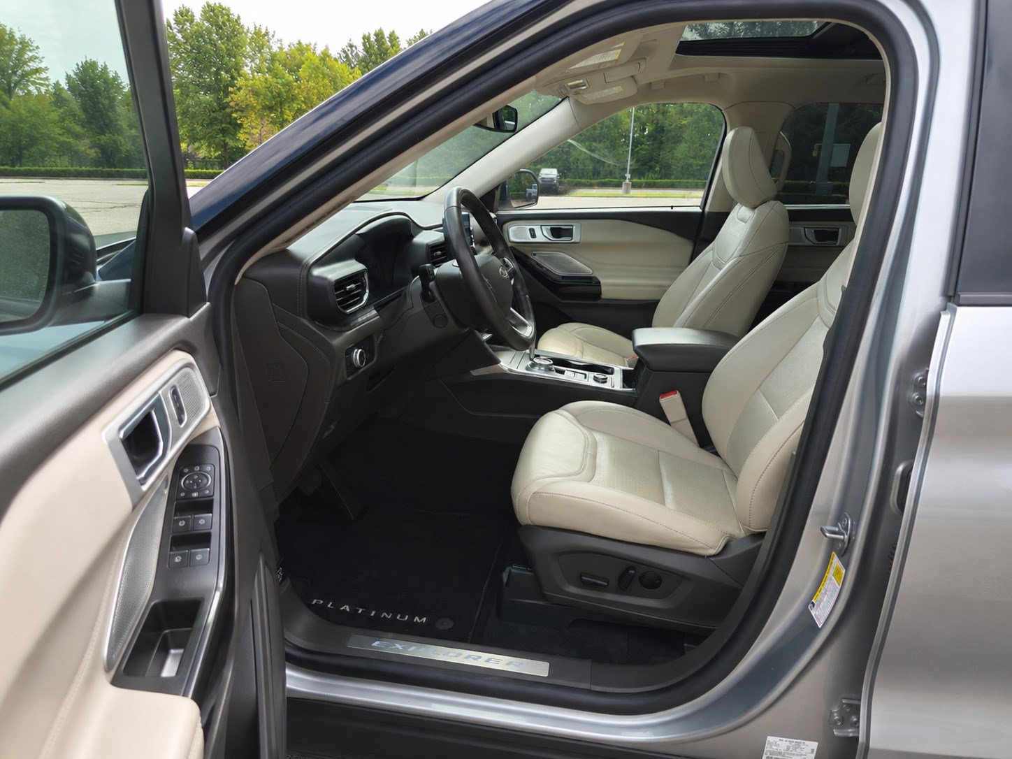 Certified 2022 Ford Explorer Platinum w/ Equipment Group 601A AWD/4WD image 11