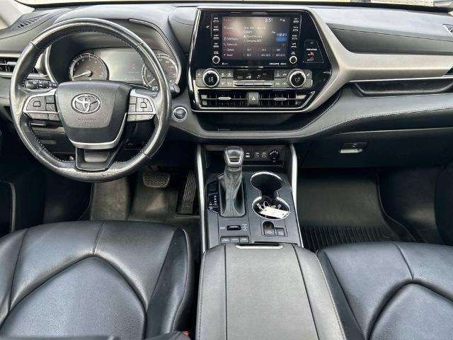 Used 2022 Toyota Highlander XLE AWD/4WD image 12