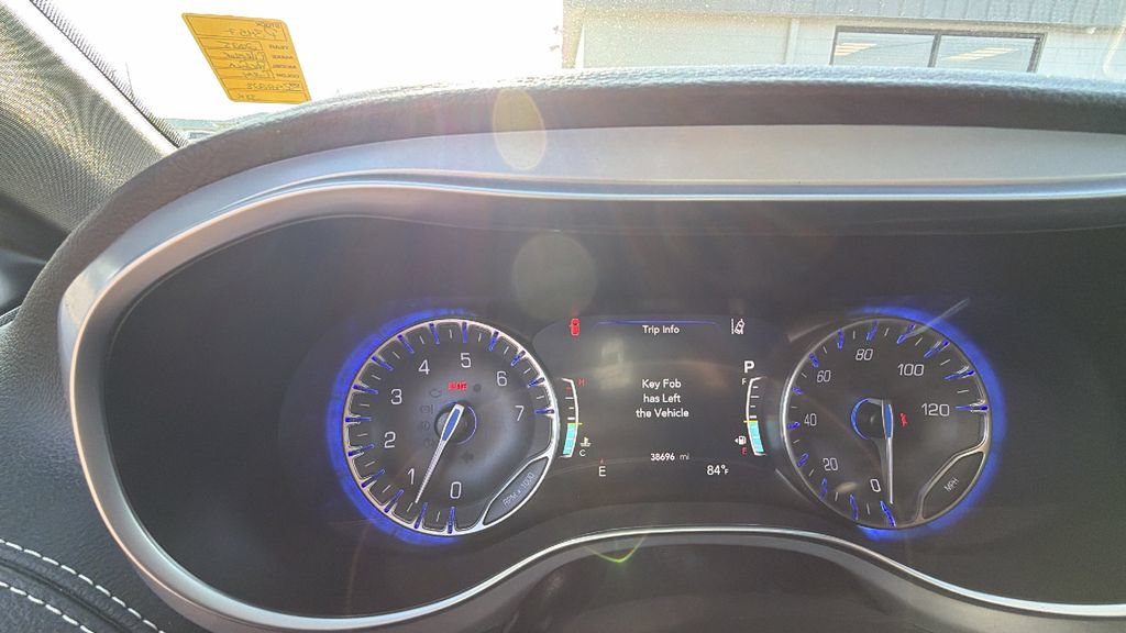 Used 2025 Chrysler Pacifica Limited FWD image 18