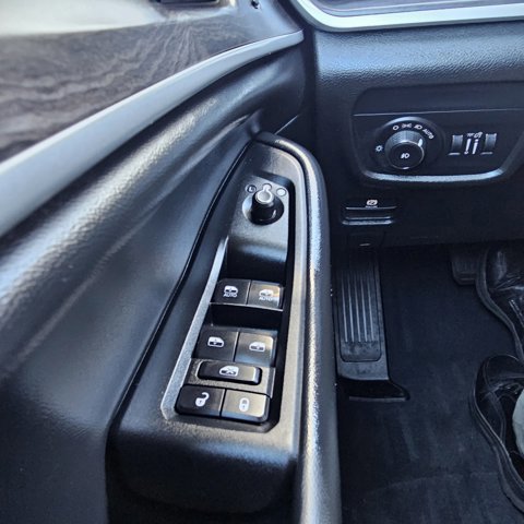 Used 2023 Jeep Grand Cherokee L Limited w/ Black Appearance Package image 23