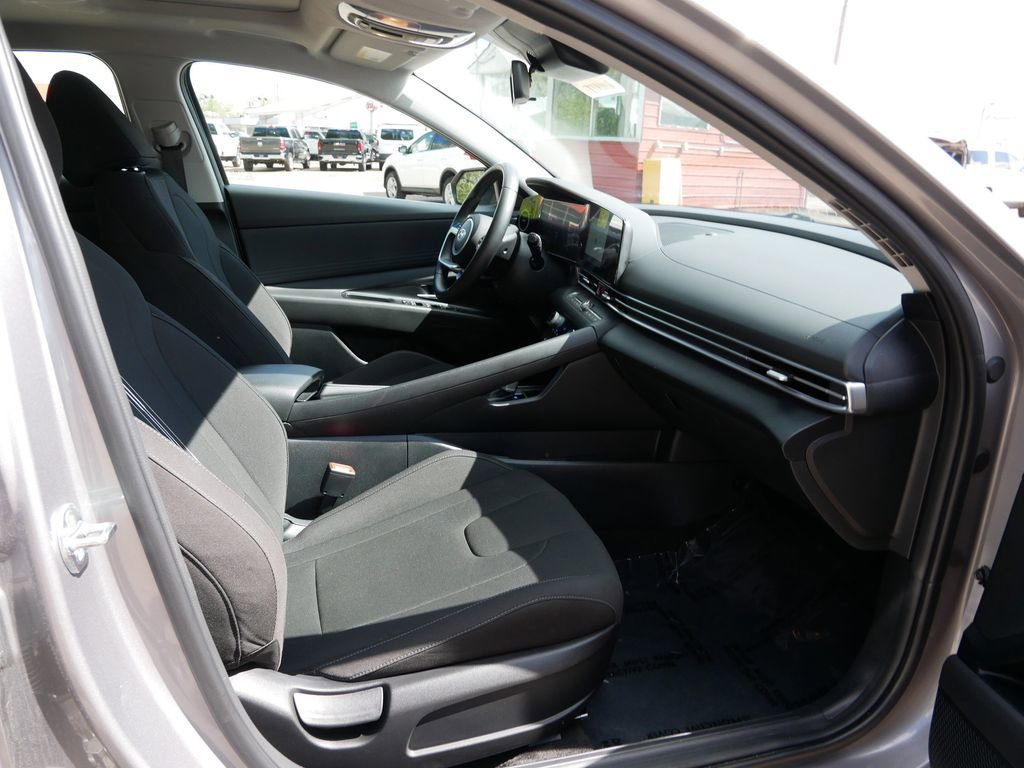 Used 2025 Hyundai Elantra SEL FWD image 8