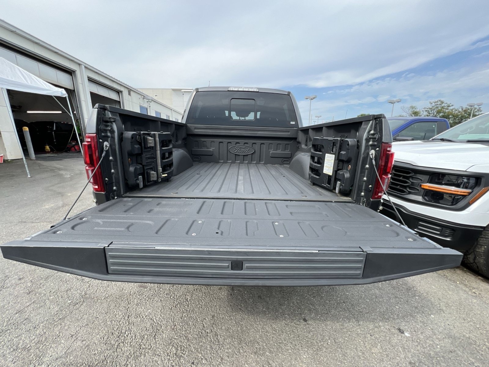 Certified 2018 Ford F150 Raptor w/ Equipment Group 802A Luxury AWD/4WD image 34