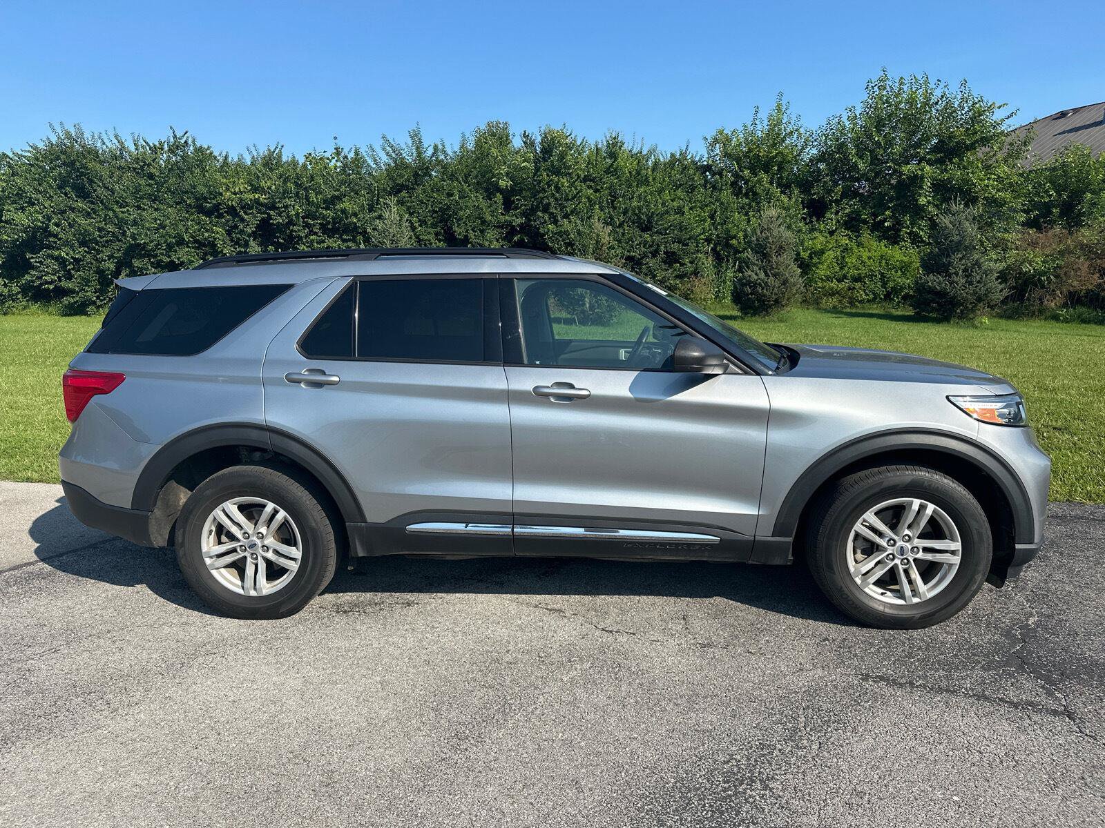 Certified 2024 Ford Explorer XLT w/ Equipment Group 202A AWD/4WD image 3