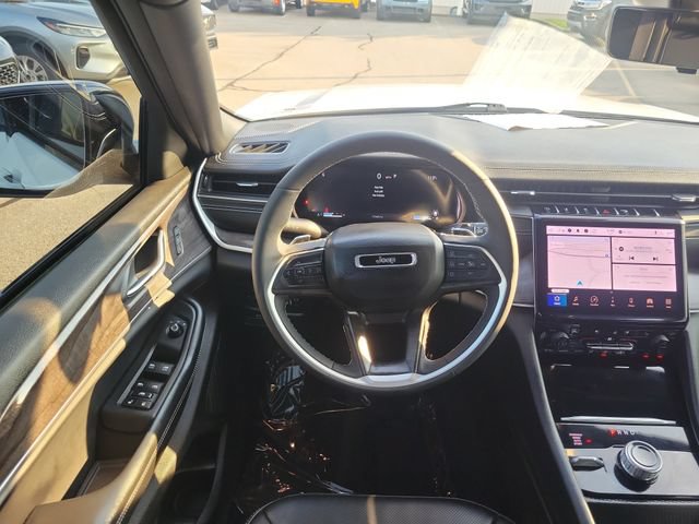 Used 2025 Jeep Grand Cherokee Limited w/ Luxury Tech Group II AWD/4WD image 10