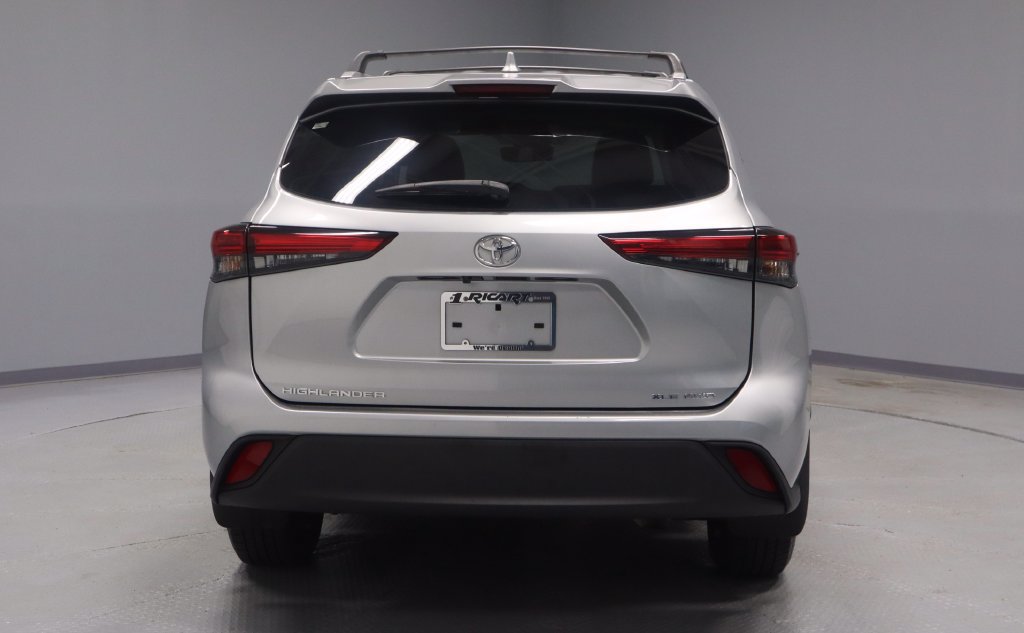 Used 2023 Toyota Highlander XLE AWD/4WD image 10
