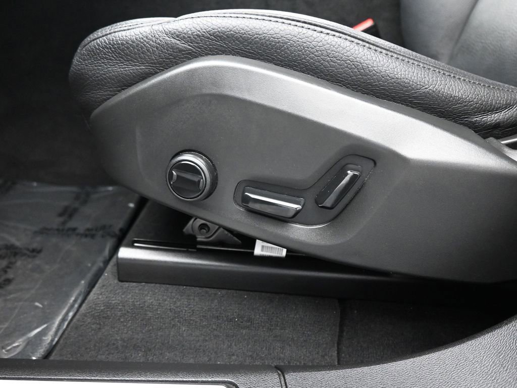 Used 2021 Volvo XC60 T5 Momentum w/ Premium Package image 38