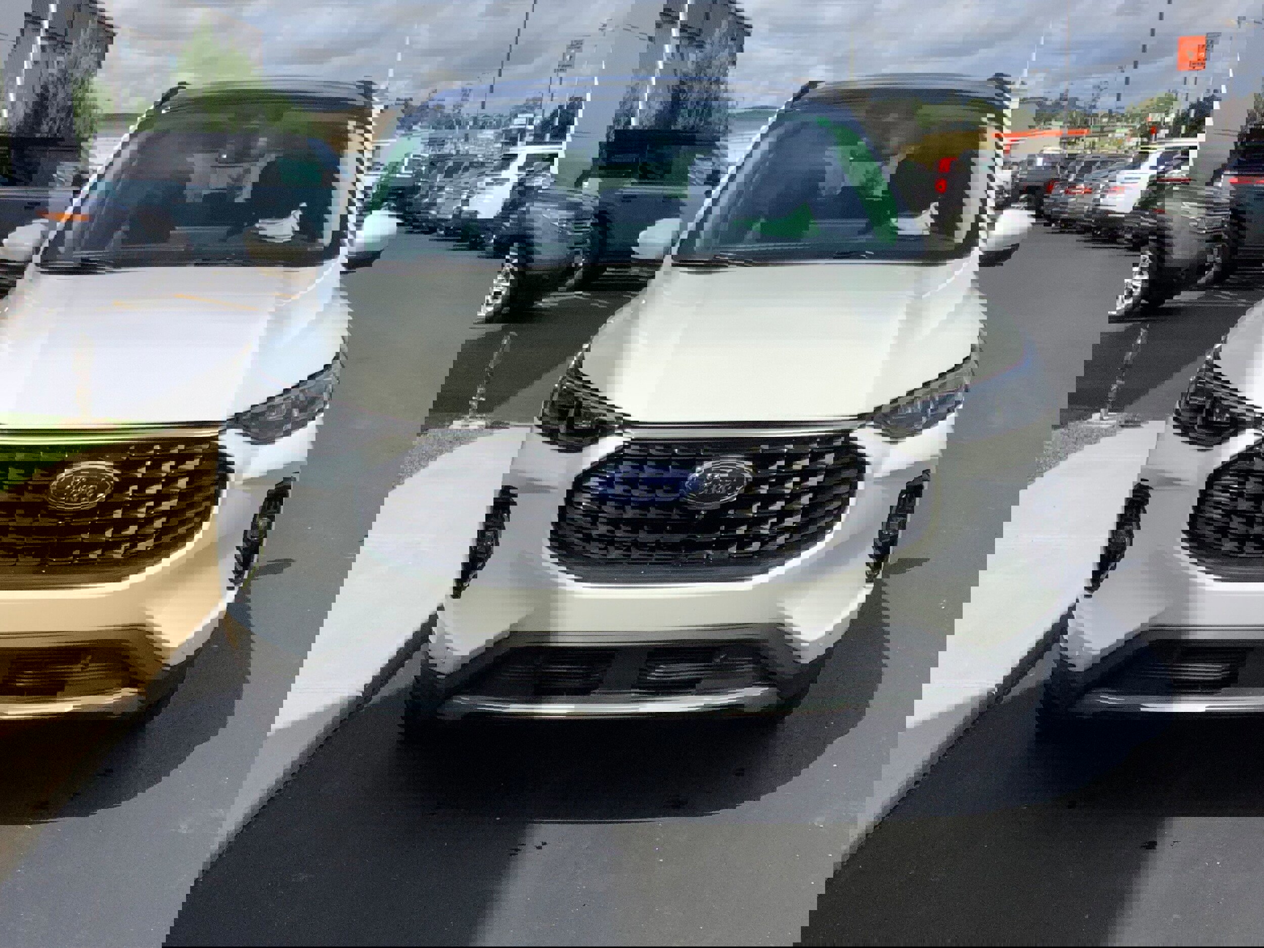 Certified 2023 Ford Escape Platinum w/ Class II Trailer Tow Package image 4