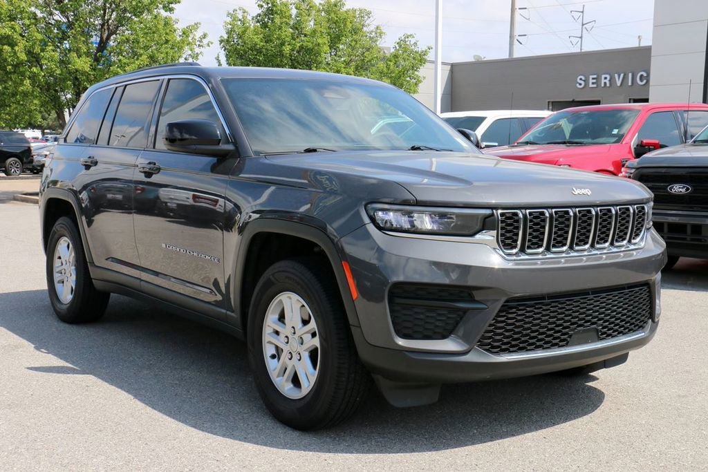 Used 2024 Jeep Grand Cherokee Laredo RWD image 4