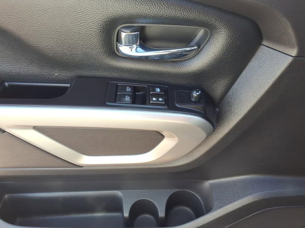 Used 2019 Nissan Titan SV w/ SV Convenience Package RWD image 16