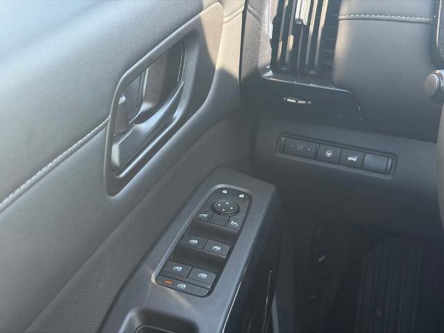 Used 2025 Nissan Pathfinder SV FWD image 20