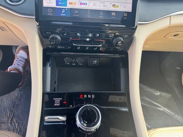 Used 2023 Jeep Grand Cherokee Limited w/ Luxury Tech Group II image 20