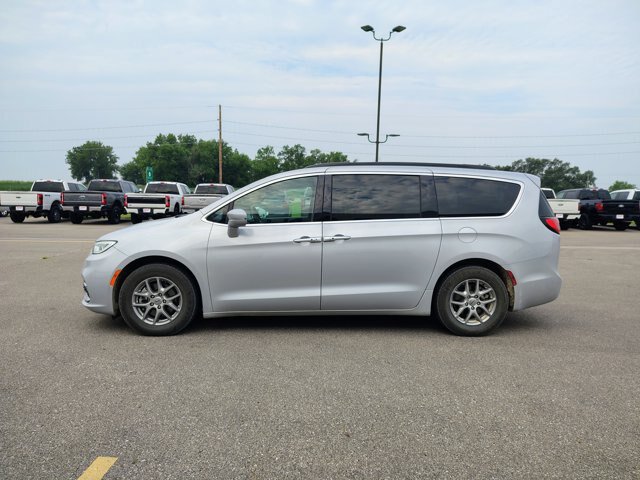 Used 2022 Chrysler Pacifica Touring FWD image 5