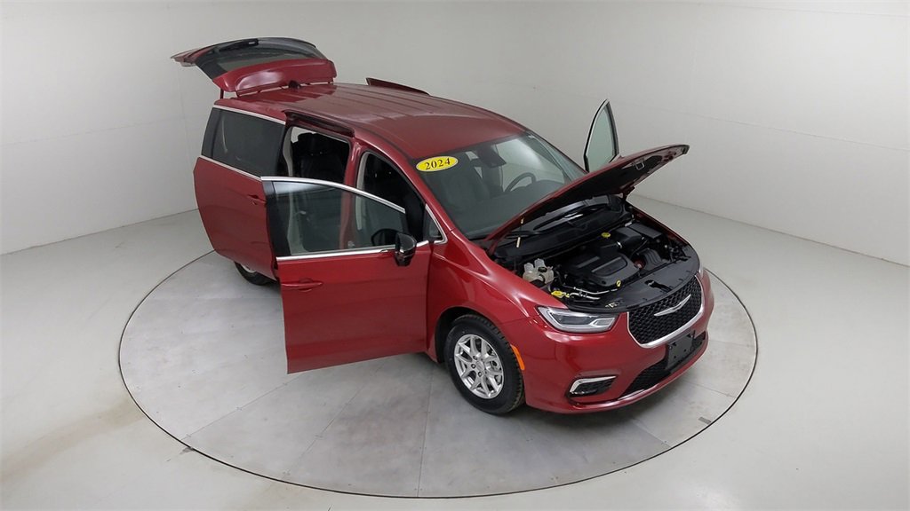 Used 2024 Chrysler Pacifica Touring-L image 45