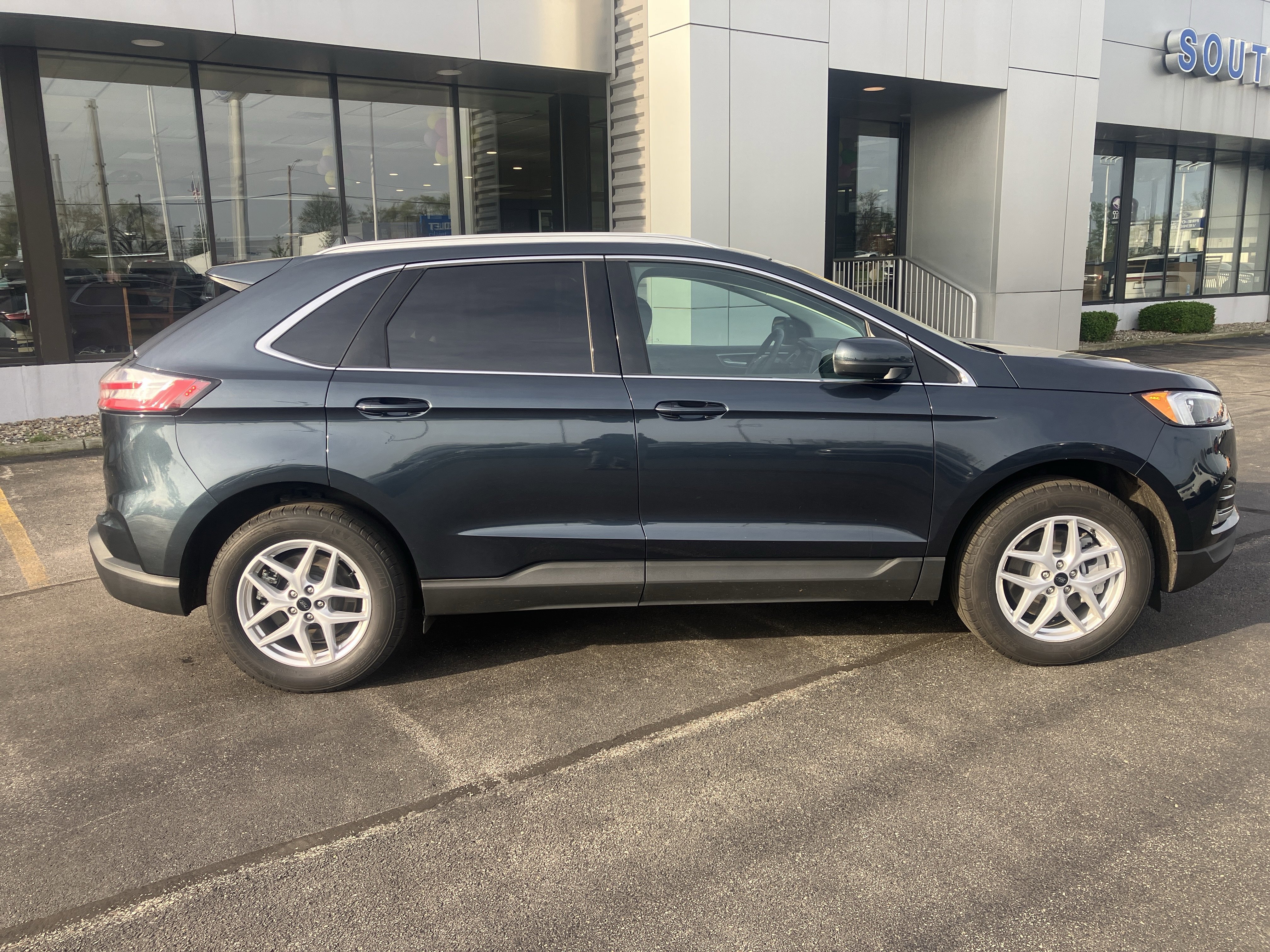 Certified 2024 Ford Edge SEL w/ Convenience Package AWD/4WD image 8