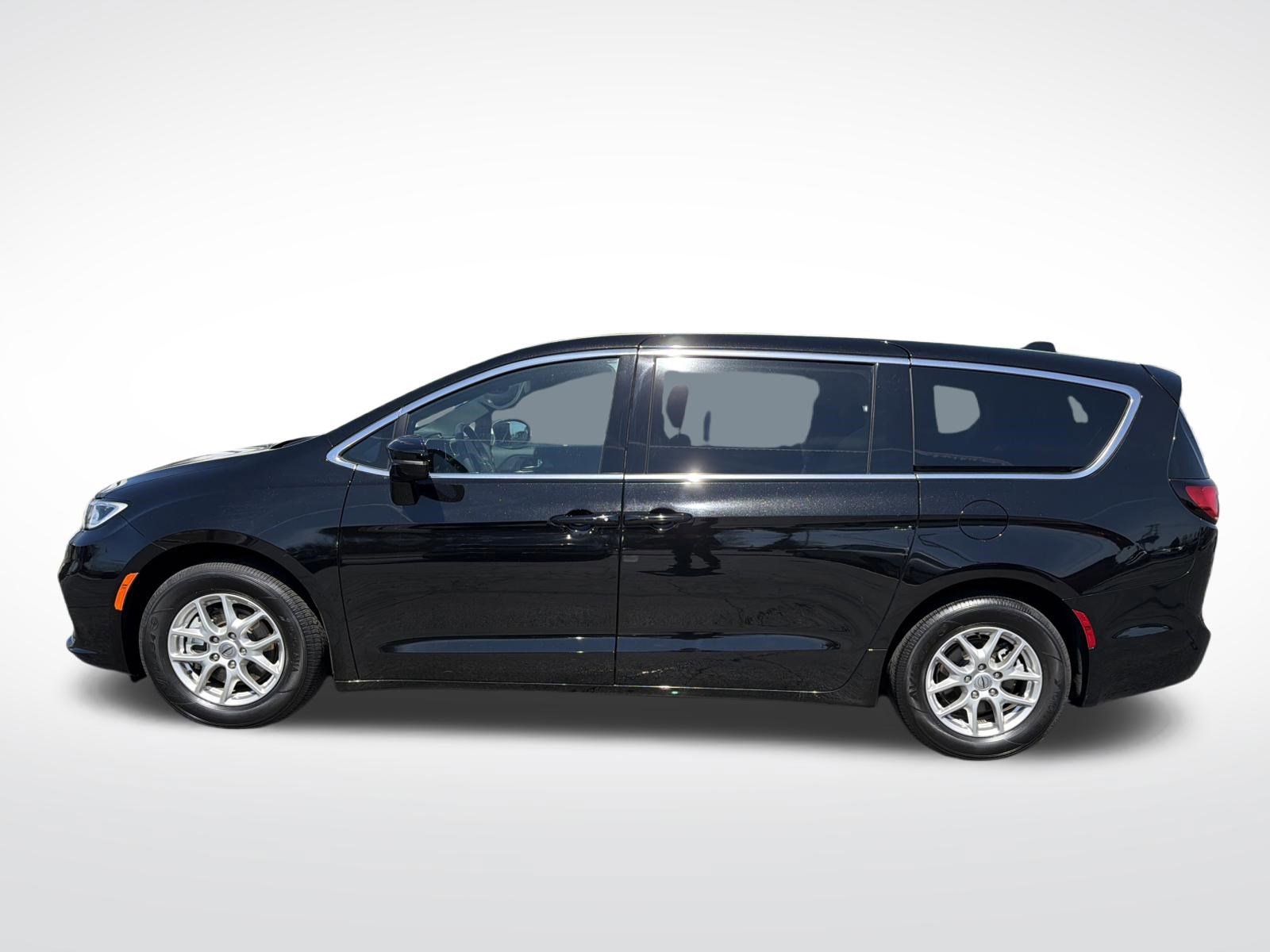 Used 2025 Chrysler Pacifica Select image 9