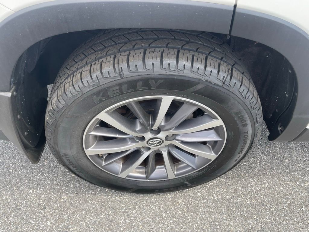Used 2019 Toyota Highlander XLE AWD/4WD image 12