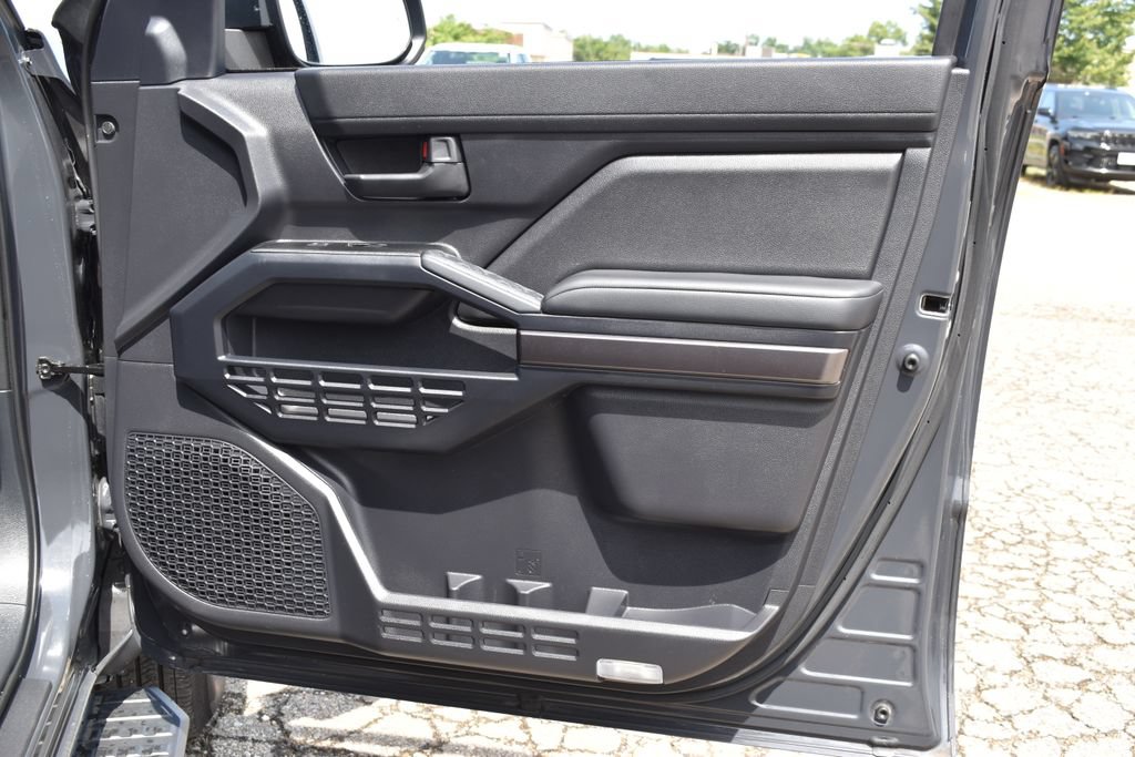 Used 2025 Toyota 4Runner SR5 AWD/4WD image 31