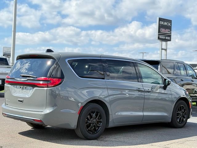 Used 2023 Chrysler Pacifica Touring-L image 8