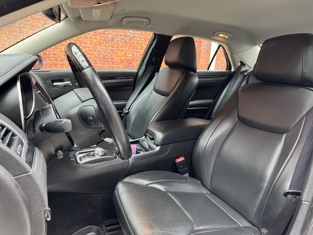 Used 2019 Chrysler 300 Limited RWD image 22