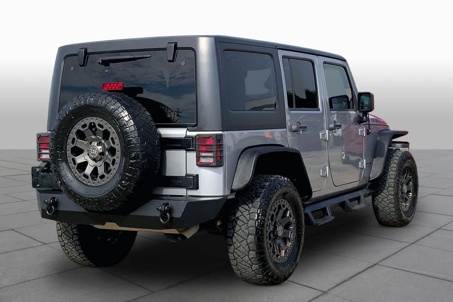 Used 2018 Jeep Wrangler Unlimited Rubicon w/ Connectivity Group AWD/4WD image 12
