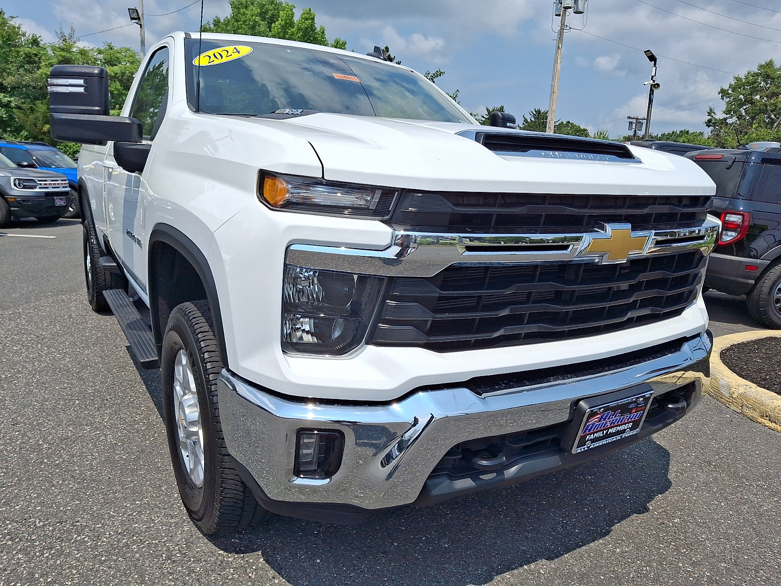 Used 2024 Chevrolet Silverado 2500 LT w/ Convenience Package AWD/4WD image 2