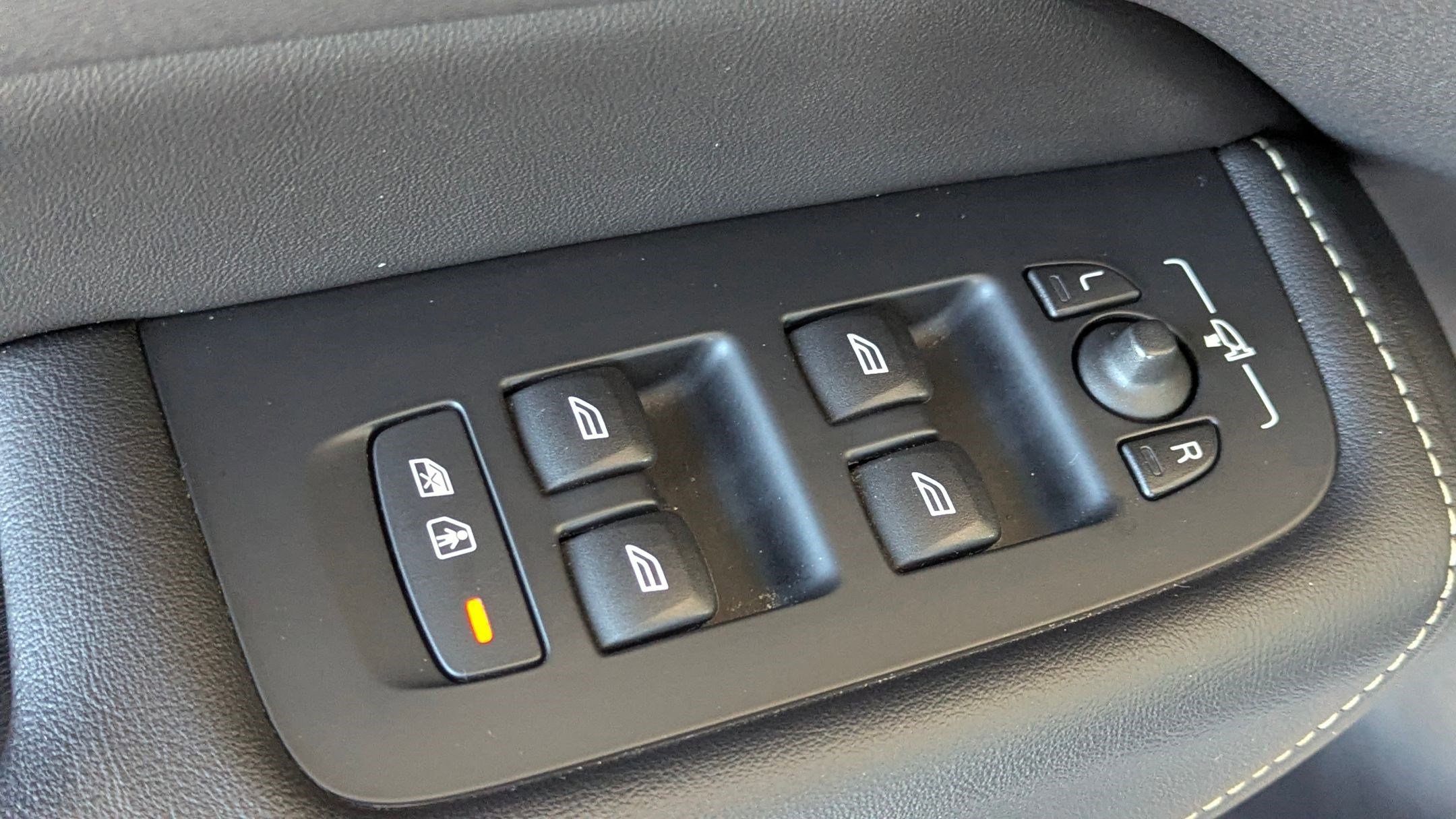 Used 2018 Volvo XC60 T6 R-Design w/ Convenience Package image 22