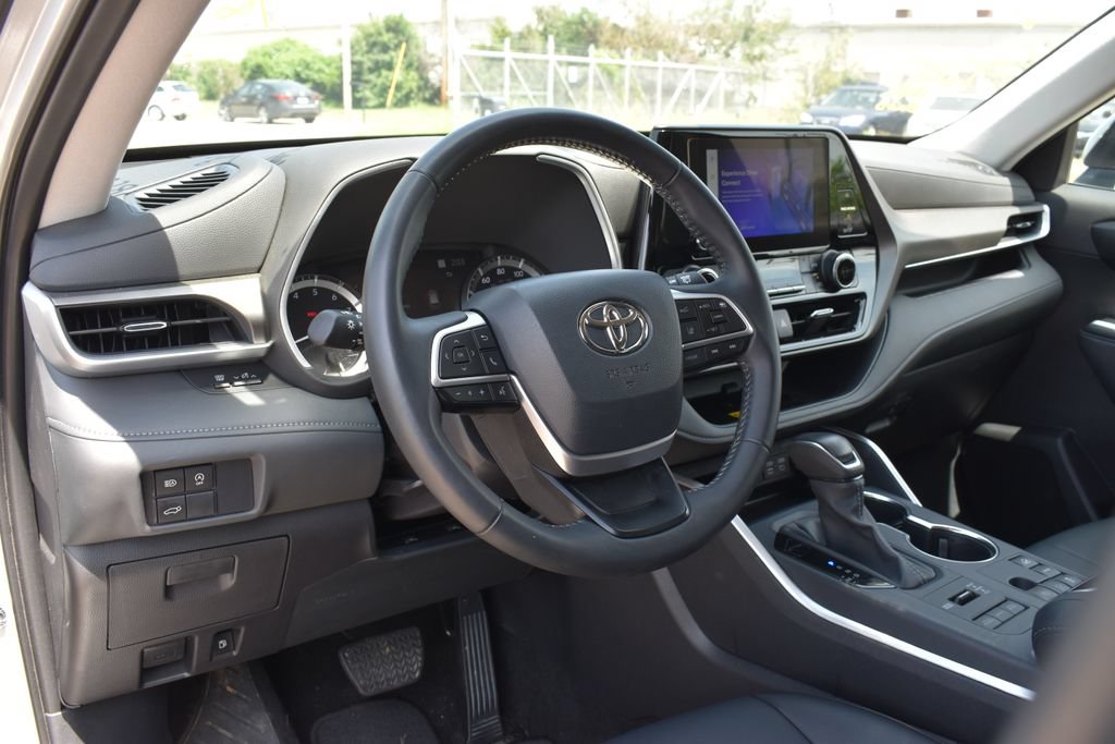 Used 2025 Toyota Highlander XLE AWD/4WD image 9