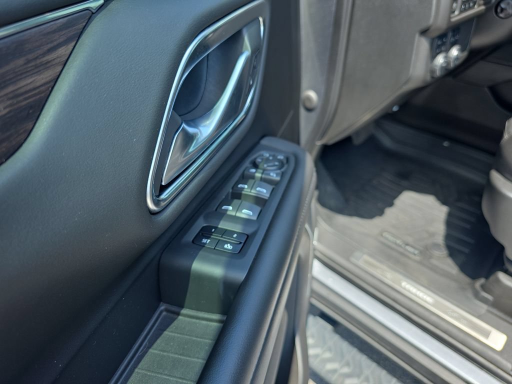 Used 2022 Chevrolet Tahoe Z71 w/ Luxury Package AWD/4WD image 18