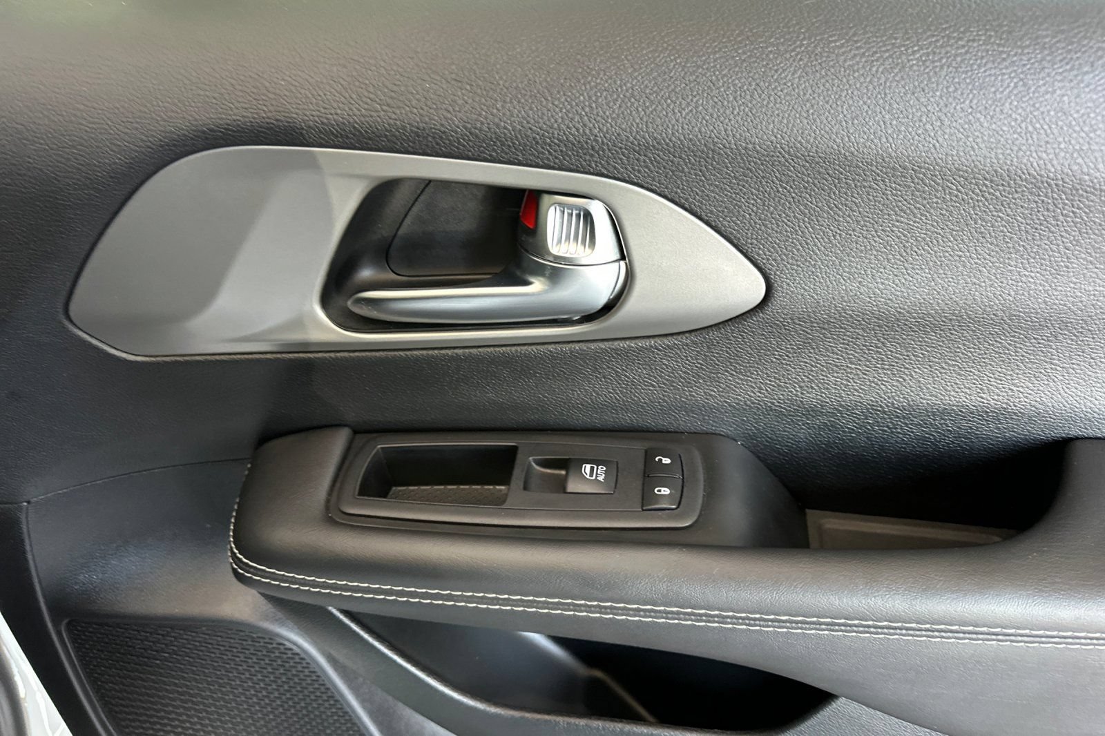 Used 2025 Chrysler Pacifica Select FWD image 19