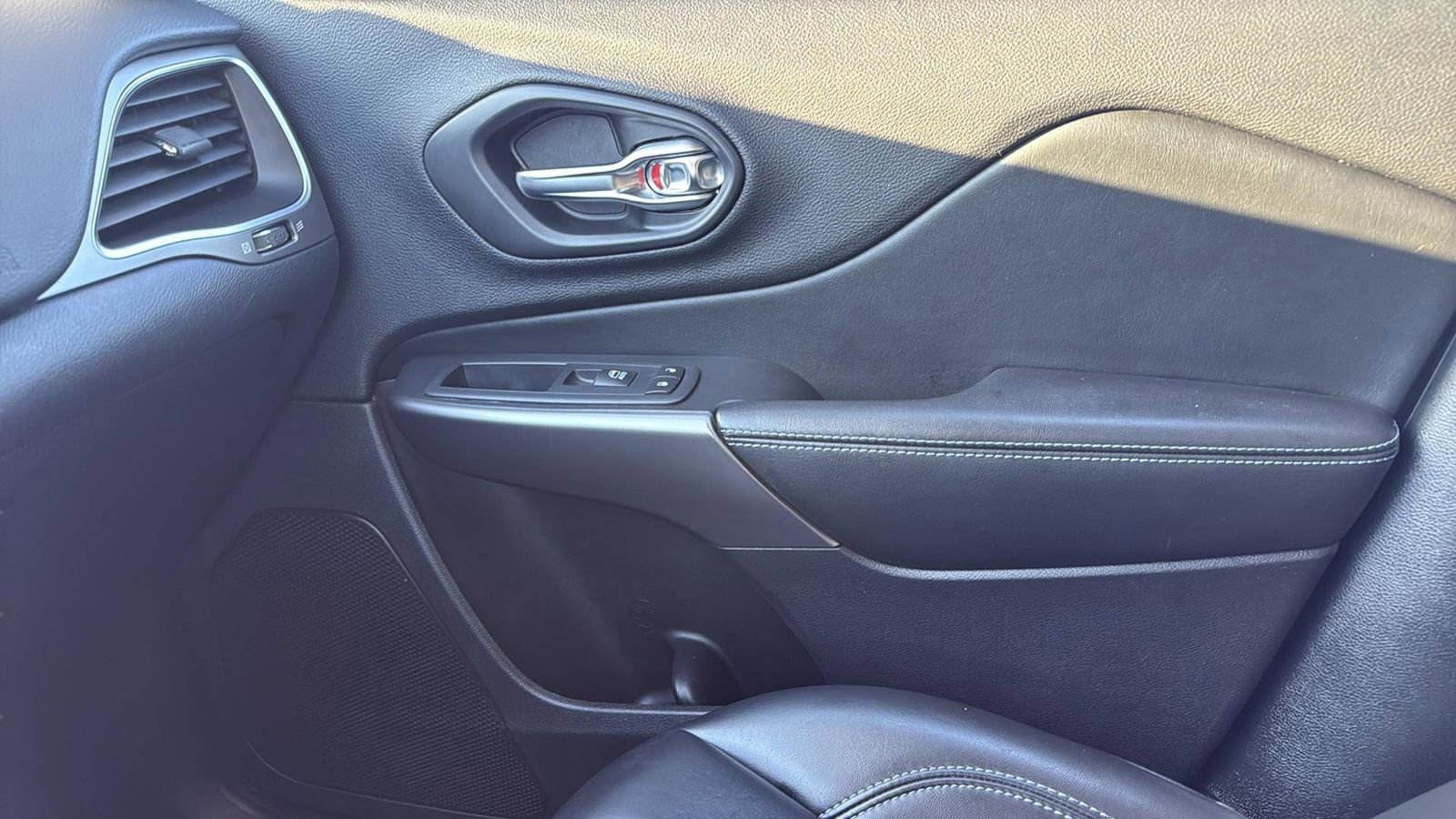 Used 2020 Jeep Cherokee Latitude Plus image 24