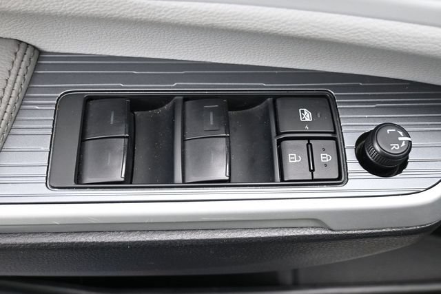 Used 2025 Toyota Sienna XLE FWD image 14