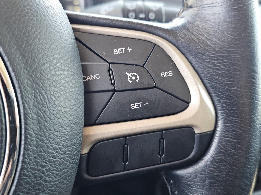 Used 2017 Jeep Renegade Latitude AWD/4WD image 11