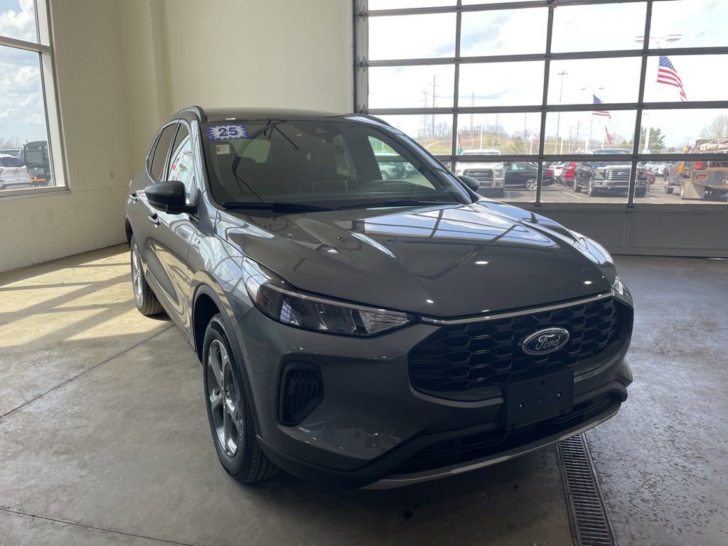 Certified 2025 Ford Escape ST-Line AWD/4WD image 3