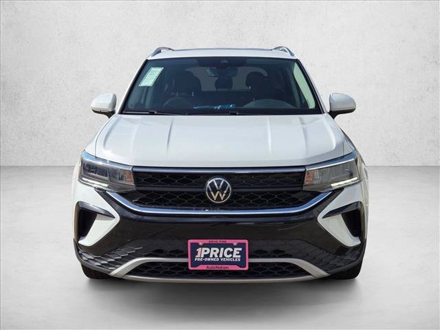 Used 2024 Volkswagen Taos SE w/ Panoramic Sunroof Package FWD image 2